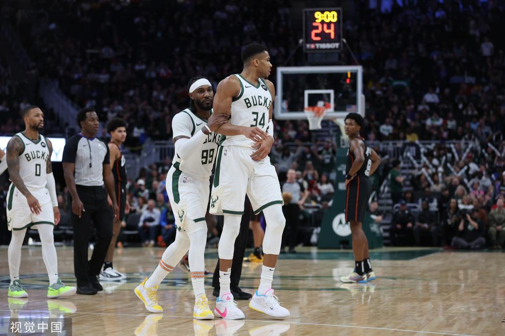 两位年轻选 两位年轻选